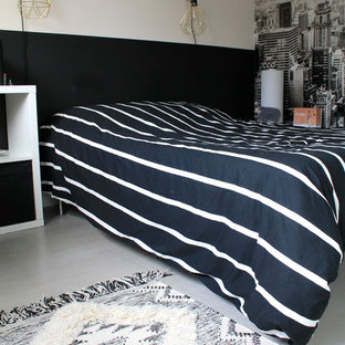 Imagen de dormitorio principal, actual, pequeño, sin chimenea, con paredes beige, suelo de linóleo y suelo gris