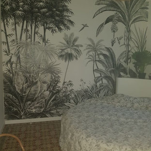 Diseño de dormitorio principal y papel pintado, exótico, de tamaño medio, papel pintado, con suelo de baldosas de terracota, suelo rosa y papel pintado
