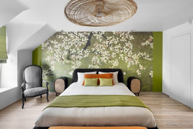 Idées déco pour une chambre parentale contemporaine avec un mur vert, sol en stratifié et du papier peint.