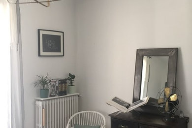 Cette image montre une chambre parentale rustique de taille moyenne avec un mur blanc, sol en béton ciré, aucune cheminée et un sol gris.