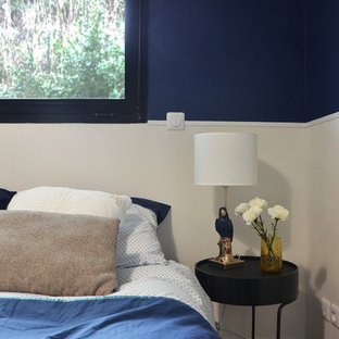 Diseño de dormitorio principal, contemporáneo, pequeño, con paredes azules, suelo de linóleo y suelo marrón