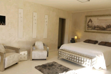 Cette image montre une grande chambre parentale traditionnelle avec un mur beige, un sol en travertin et aucune cheminée.