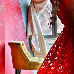 Modelo de dormitorio ecléctico, de tamaño medio, con paredes rojas, suelo de madera pintada y suelo rojo