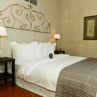 Ejemplo de dormitorio principal, de estilo de casa de campo, pequeño, sin chimenea, con paredes verdes y suelo de baldosas de terracota