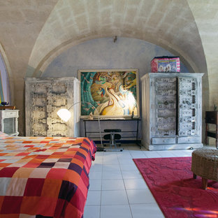 Réalisation d'une grand chambre parentale méditerranéenne avec un mur violet.