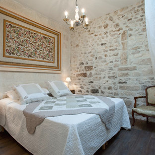 Foto di una camera matrimoniale chic di medie dimensioni con parquet scuro e pareti beige