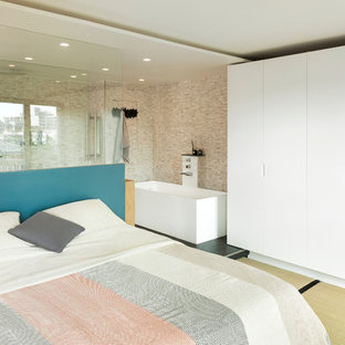 Réalisation d'une grand chambre parentale design avec un mur blanc, un sol de tatami, aucune cheminée et un sol jaune.