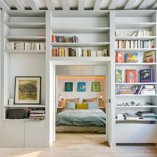 Idées déco pour une chambre scandinave avec un mur gris et un sol en bois clair.