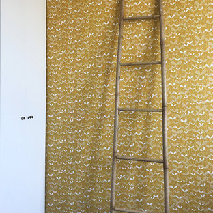 Foto de dormitorio principal, actual, pequeño, con paredes amarillas, moqueta y suelo azul
