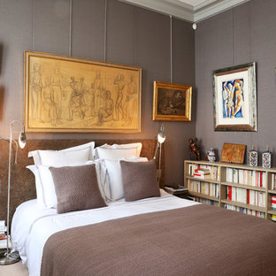 Aménagement d'une chambre avec moquette classique avec un mur gris.