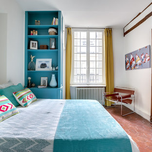 Cette image montre une chambre parentale méditerranéenne avec un mur blanc, un sol en carreau de terre cuite et aucune cheminée.