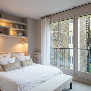 Cette image montre une chambre parentale design de taille moyenne avec un mur beige.