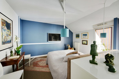Foto de dormitorio actual grande con suelo de corcho y suelo beige