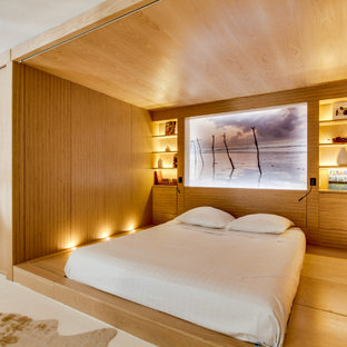 Aménagement d'une chambre contemporaine en bois avec un mur marron, un sol en bois brun et un sol marron.