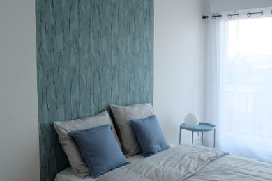 レンヌにある中くらいなコンテンポラリースタイルのおしゃれな客用寝室 (白い壁、淡色無垢フローリング、ベージュの床) のインテリア