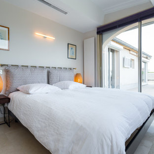 Aménagement d'une chambre parentale asiatique de taille moyenne avec un mur blanc et un sol en travertin.