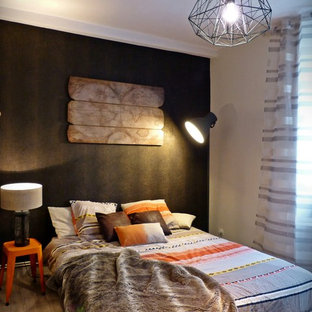 Réalisation d'une chambre parentale bohème de taille moyenne avec un mur marron.