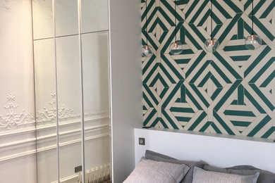 パリにあるトランジショナルスタイルのおしゃれな客用寝室 (白い壁、淡色無垢フローリング、ベージュの床)