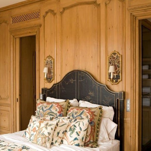 Aménagement d'une grand chambre parentale classique avec un mur marron.