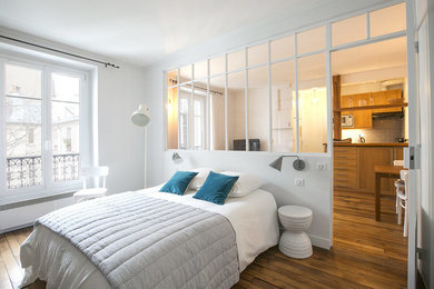 パリにあるトラディショナルスタイルのおしゃれな寝室のレイアウト