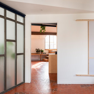 Foto de dormitorio principal, actual, grande, con paredes blancas, suelo de baldosas de terracota y suelo rosa