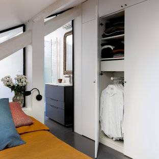 Diseño de dormitorio tipo loft, urbano, pequeño, con paredes blancas, suelo de cemento y suelo gris