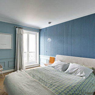 Idées déco pour une chambre parentale classique de taille moyenne avec un mur bleu, un sol en bois clair et aucune cheminée.