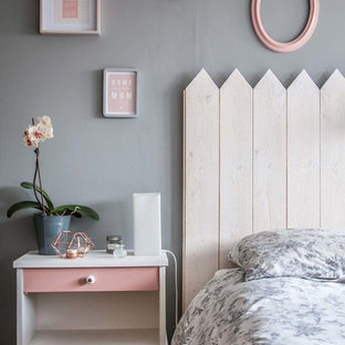 Cette photo montre une chambre parentale scandinave de taille moyenne avec un mur gris et aucune cheminée.