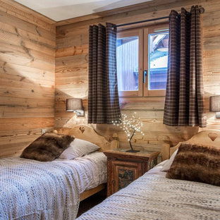 Exemple d'une chambre d'amis montagne avec un mur marron.