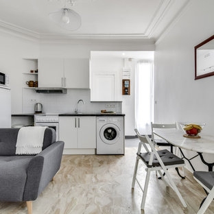 Cette image montre une chambre design avec un sol beige.