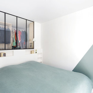 Diseño de dormitorio principal, escandinavo, de tamaño medio, sin chimenea, con paredes verdes, suelo de madera pintada y suelo blanco