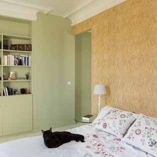 Modelo de dormitorio principal, actual, grande, sin chimenea, con paredes verdes, moqueta y suelo verde