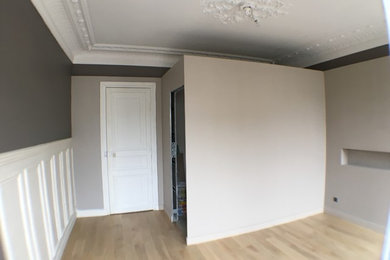Réalisation d'une petite chambre parentale design avec un mur beige.