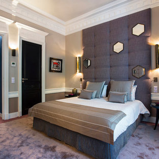 Inspiration pour une chambre avec moquette traditionnelle avec un mur beige et un sol violet.