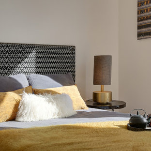 Réalisation d'une chambre parentale design de taille moyenne avec un mur blanc.