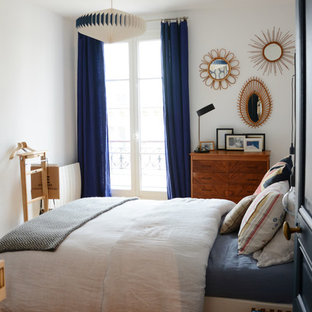 Idées déco pour une chambre éclectique avec un mur blanc et un sol en bois brun.