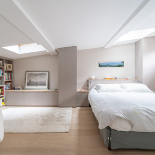 Cette image montre une chambre design avec un plafond voûté.