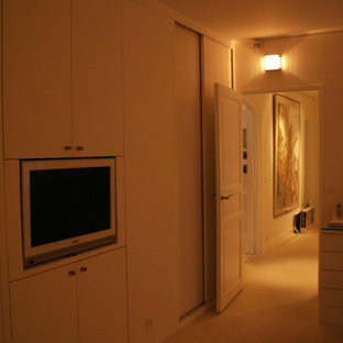 Diseño de dormitorio principal, tradicional renovado, grande, con paredes blancas, moqueta y suelo blanco