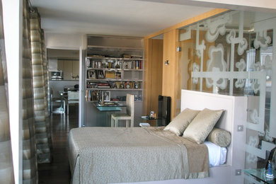 Aménagement d'une chambre parentale contemporaine de taille moyenne avec un mur beige, parquet clair et un sol beige.