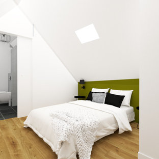 Ejemplo de dormitorio tipo loft, minimalista, de tamaño medio, con paredes blancas, suelo de madera en tonos medios y suelo marrón