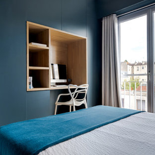 Mittelgroßes Modernes Gästezimmer ohne Kamin mit blauer Wandfarbe in Paris