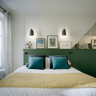 Mittelgroßes Modernes Hauptschlafzimmer ohne Kamin mit weißer Wandfarbe, hellem Holzboden und braunem Boden in Paris