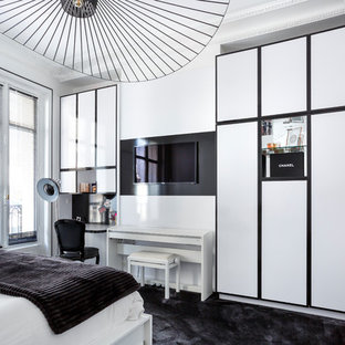Cette photo montre une chambre avec moquette tendance avec un sol noir.