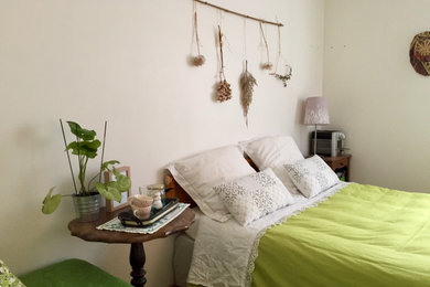 トゥールーズにある中くらいなミッドセンチュリースタイルのおしゃれな寝室 (緑の壁、淡色無垢フローリング) のレイアウト