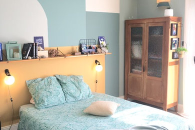 Réalisation d'une chambre avec moquette vintage de taille moyenne avec un mur vert et un sol beige.