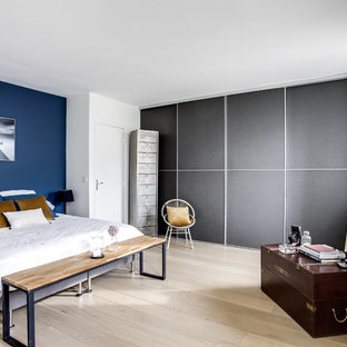 Foto de dormitorio principal, nórdico, con paredes azules, suelo de madera clara y suelo beige