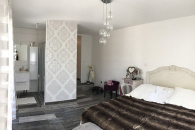 Modelo de dormitorio principal contemporáneo de tamaño medio con paredes blancas, suelo de baldosas de cerámica y suelo gris