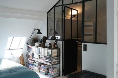 Diseño de dormitorio tipo loft industrial de tamaño medio con paredes blancas y suelo de madera pintada