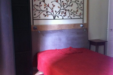 パリにあるエクレクティックスタイルのおしゃれな寝室のインテリア