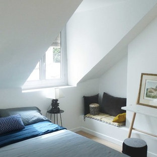 Modelo de habitación de invitados contemporánea, pequeña, sin chimenea, con paredes grises, suelo vinílico y suelo gris